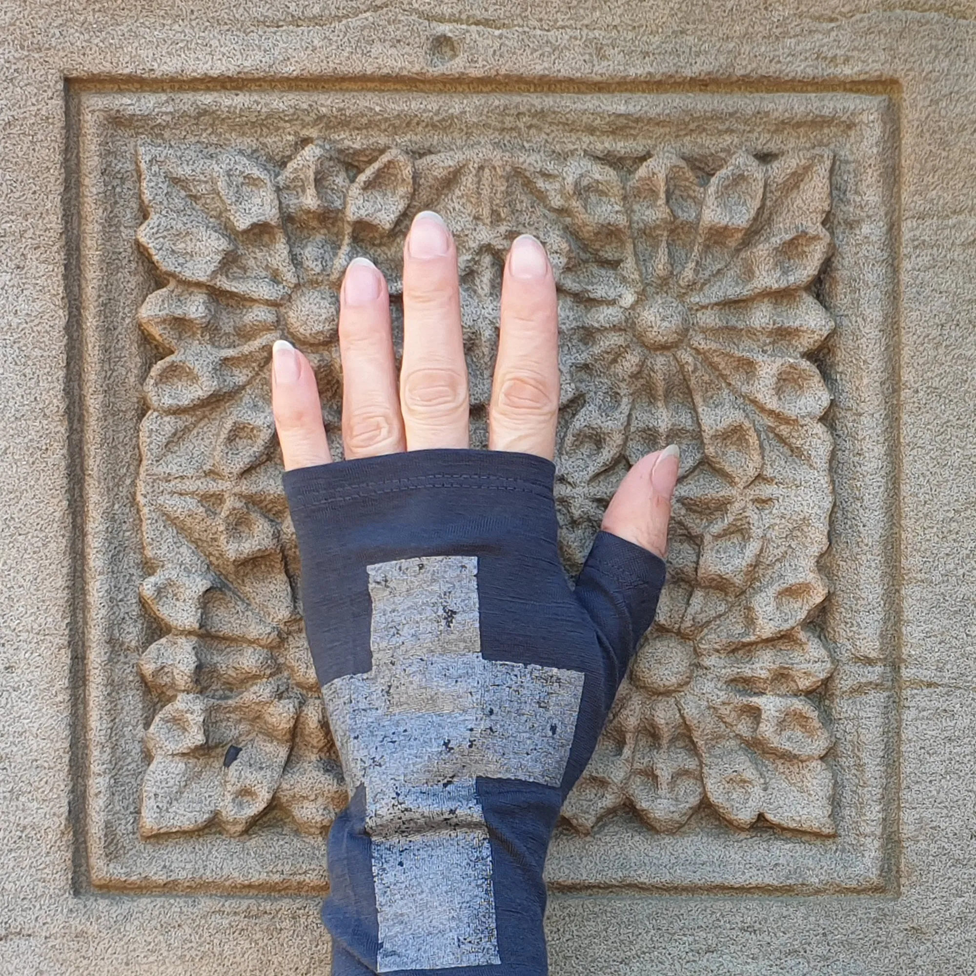 Charcoal cross silver printed merino fingerless gloves