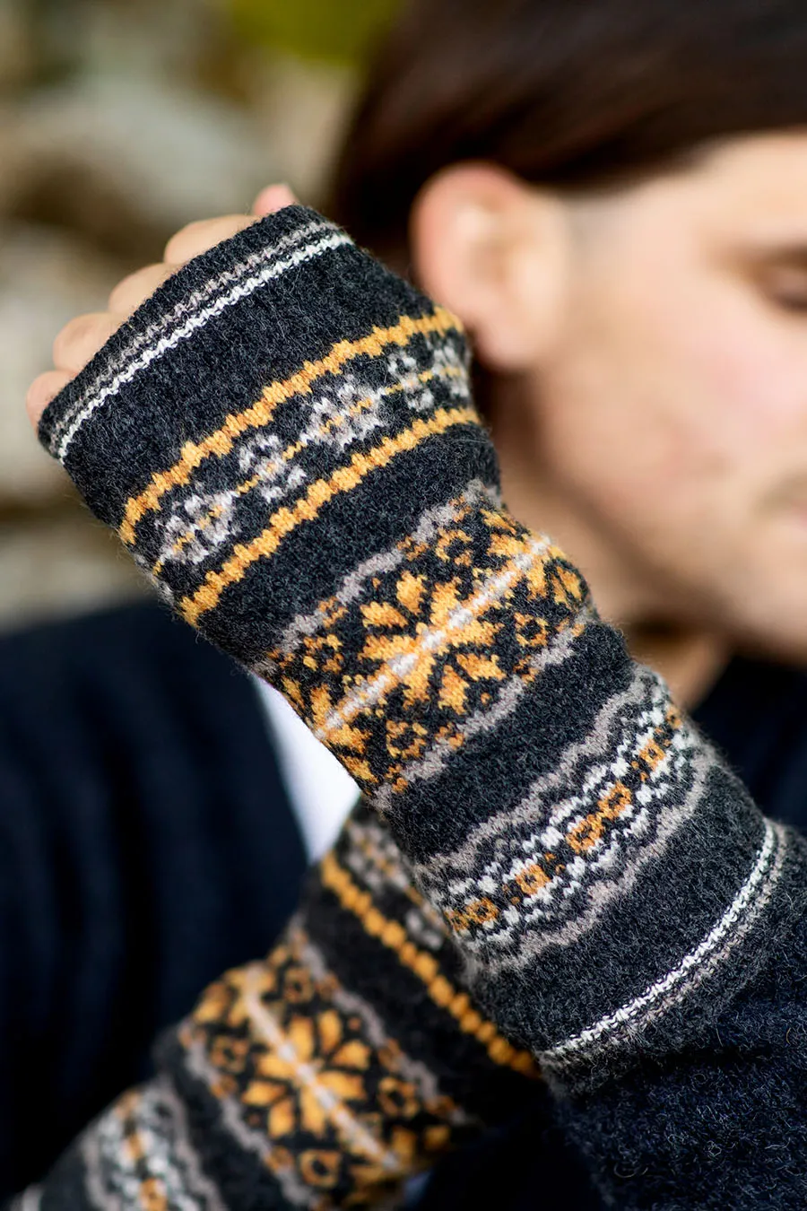 Scalloway Fair isle wrist warmer fingerless gloves - Charcoal